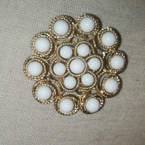 Stella & Dot Jewelry - Stella & Dot Gold/White 'Paradise' Brooch Stella & Dot Jewelry - Stella & Dot Gold/White 'Paradise' Brooch